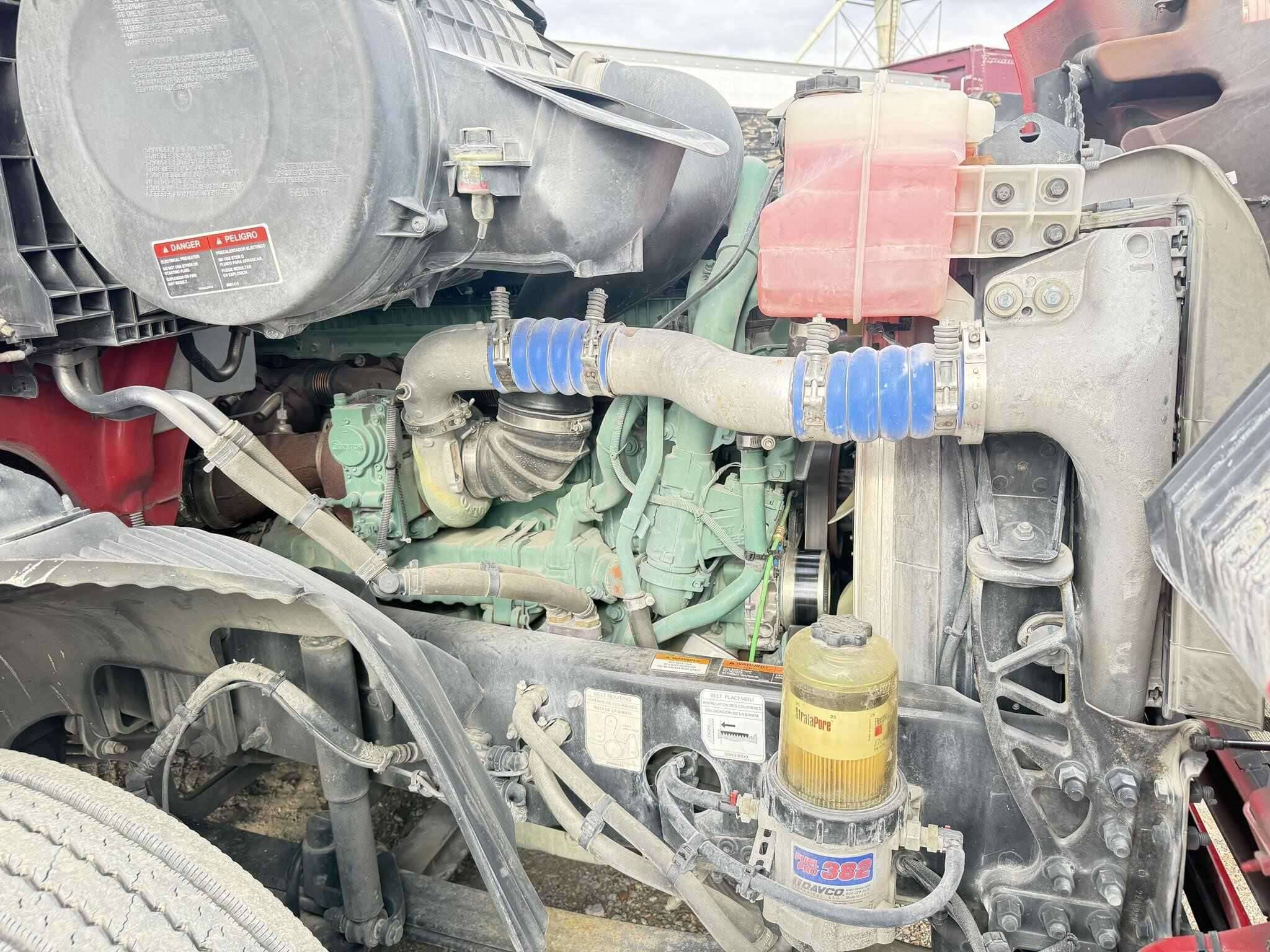 2022 Volvo VNR image 8