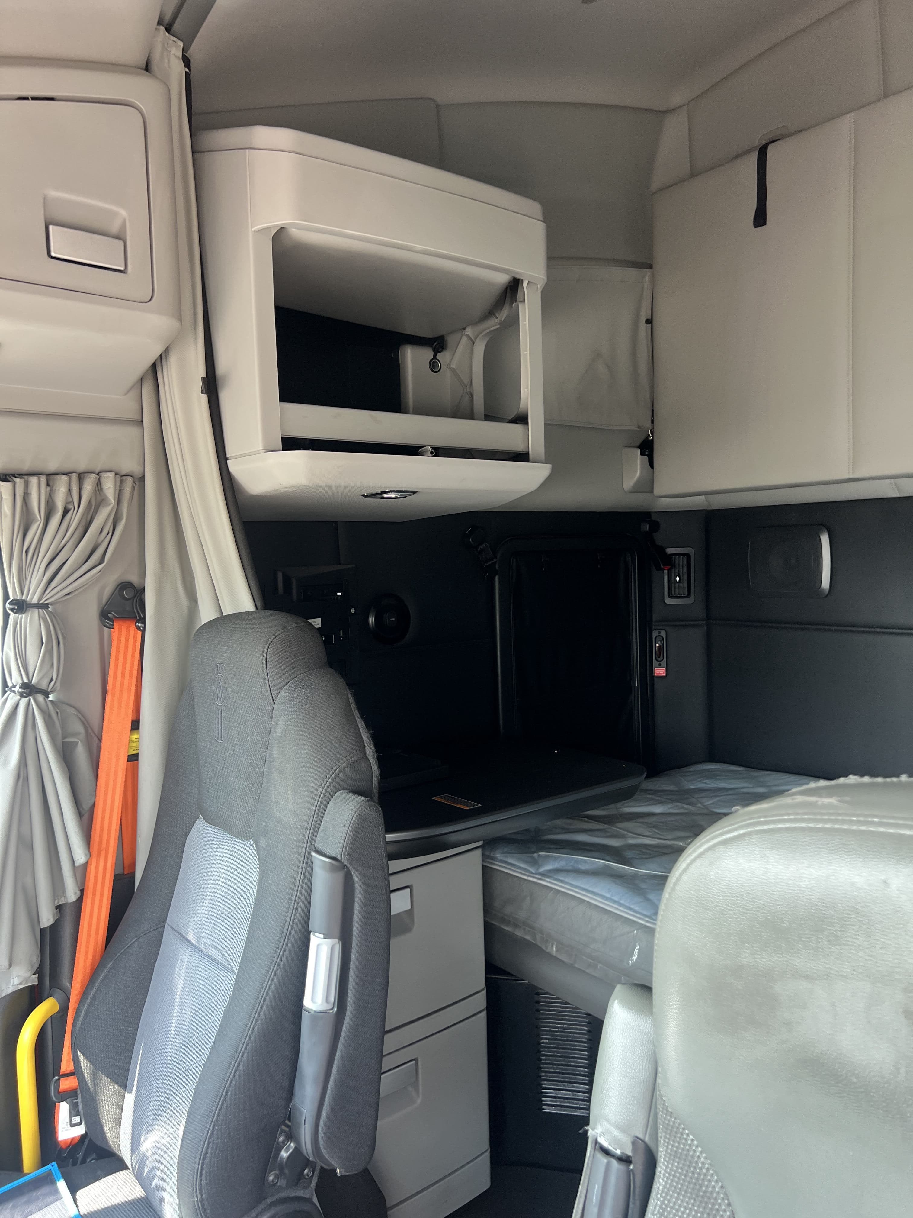 2023 Kenworth T680 image 8