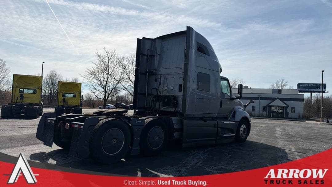 2022 International LT625 image 7