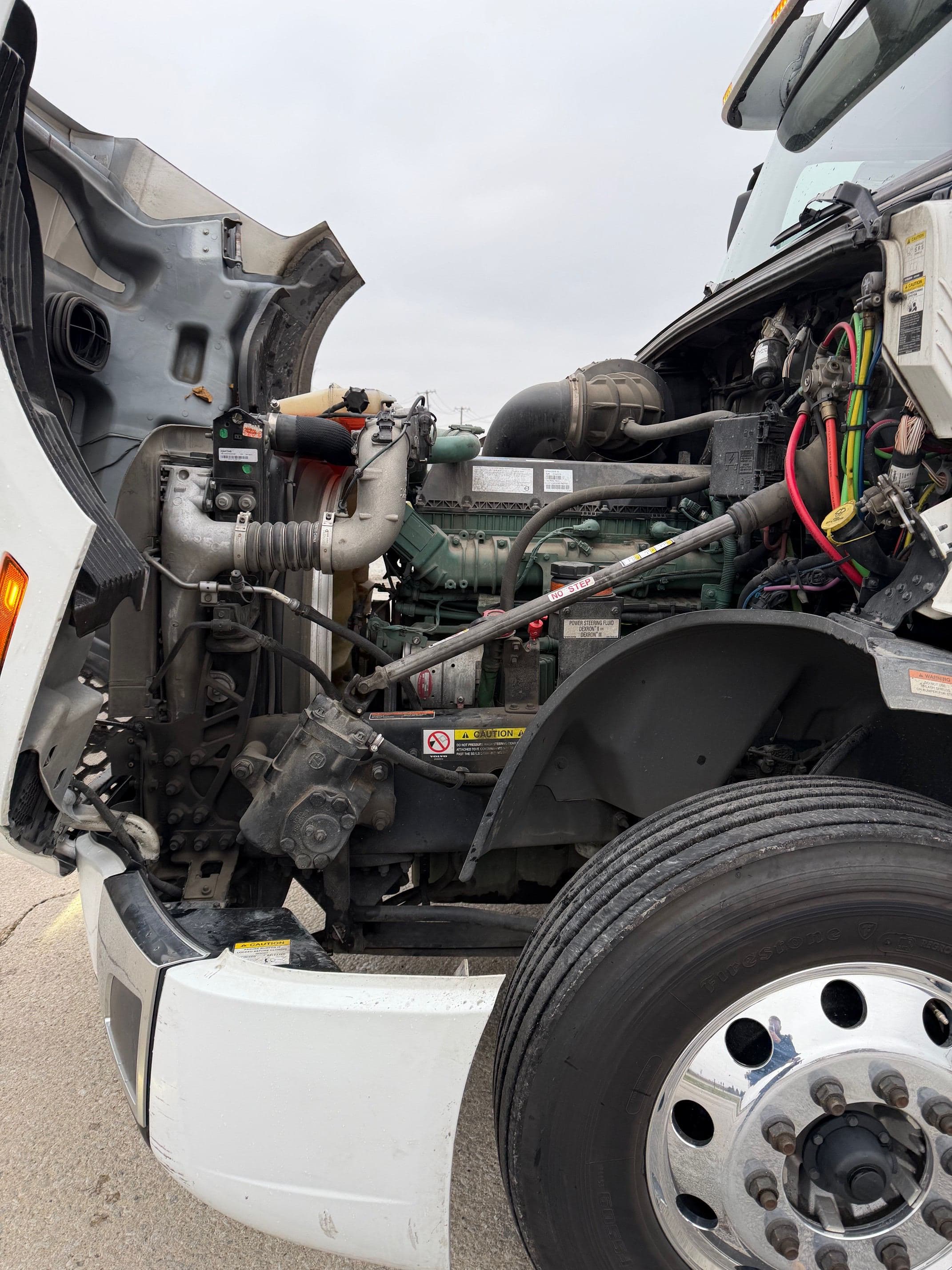 2023 Volvo VNL image 10