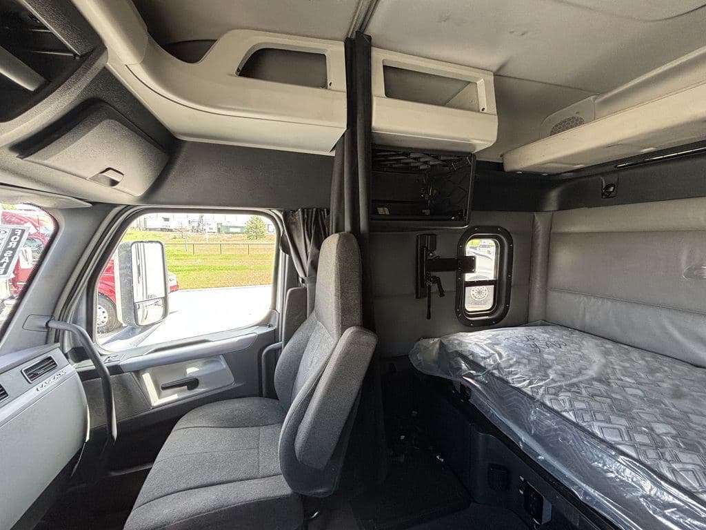 Used 2022 FREIGHTLINER PT126064ST image 13