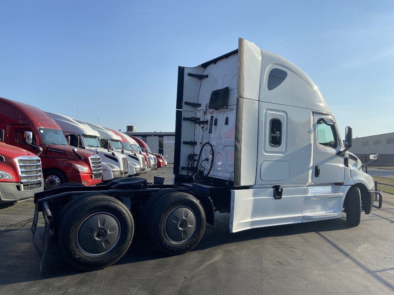2021 FREIGHTLINER Cascadia CA126 Tandem Axle Sleeper image 4