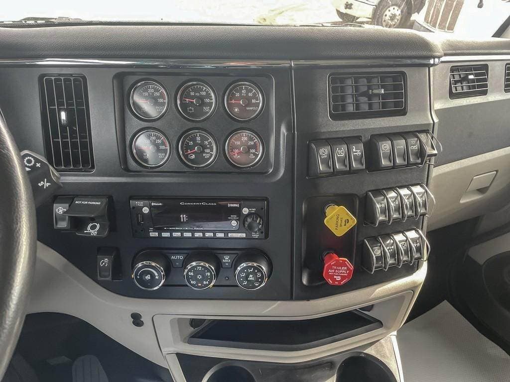 2025 Peterbilt 589 image 15