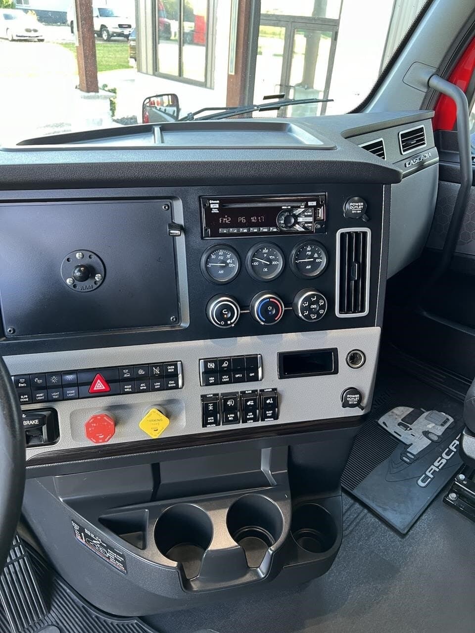 Used 2018 FREIGHTLINER Conventional - Sleeper Truck, Tractor - CASCADIA 126 For Sale image 3