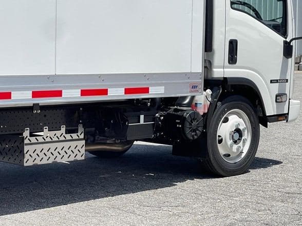 2025 Isuzu NRR image 17