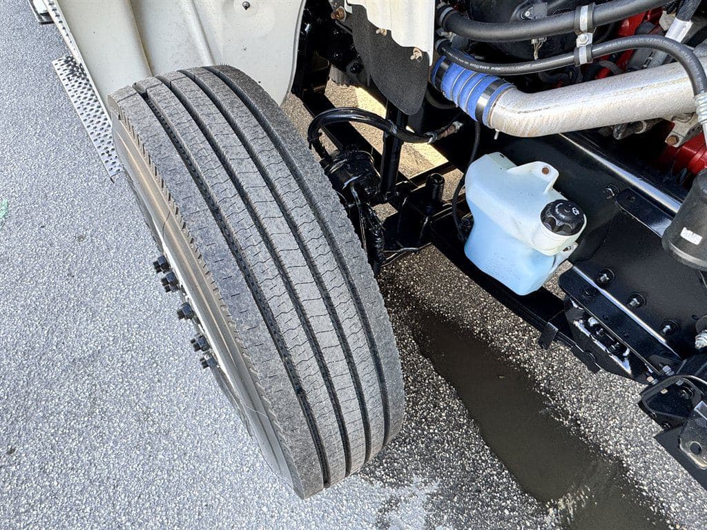 2015 Freightliner M2 106 image 37
