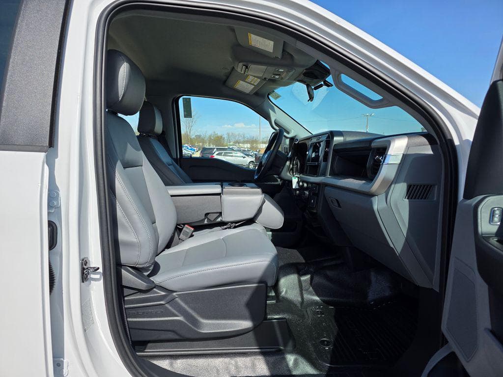 2026 Ford F-450SD XL DRW CAB CHASSIS image 37