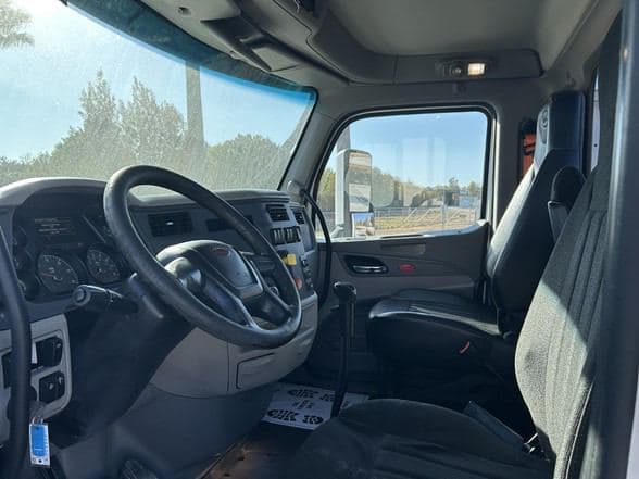2018 Peterbilt 567 image 6