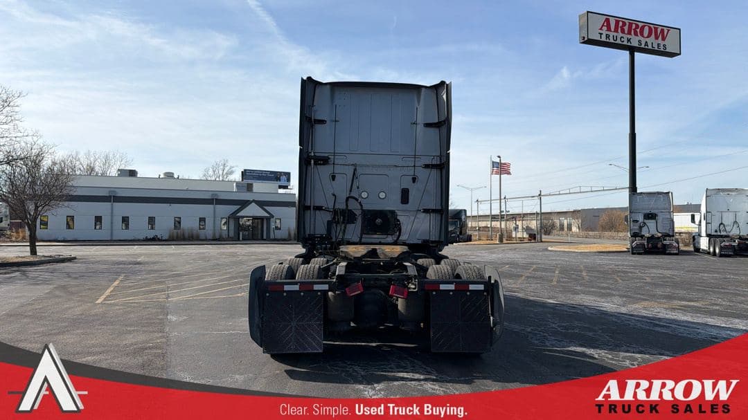 2022 International LT625 image 8