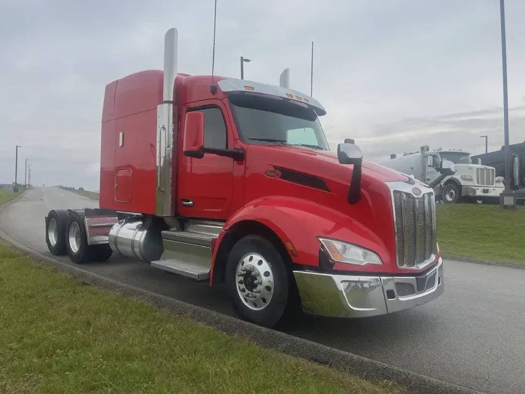 2023 Peterbilt 579 image 3