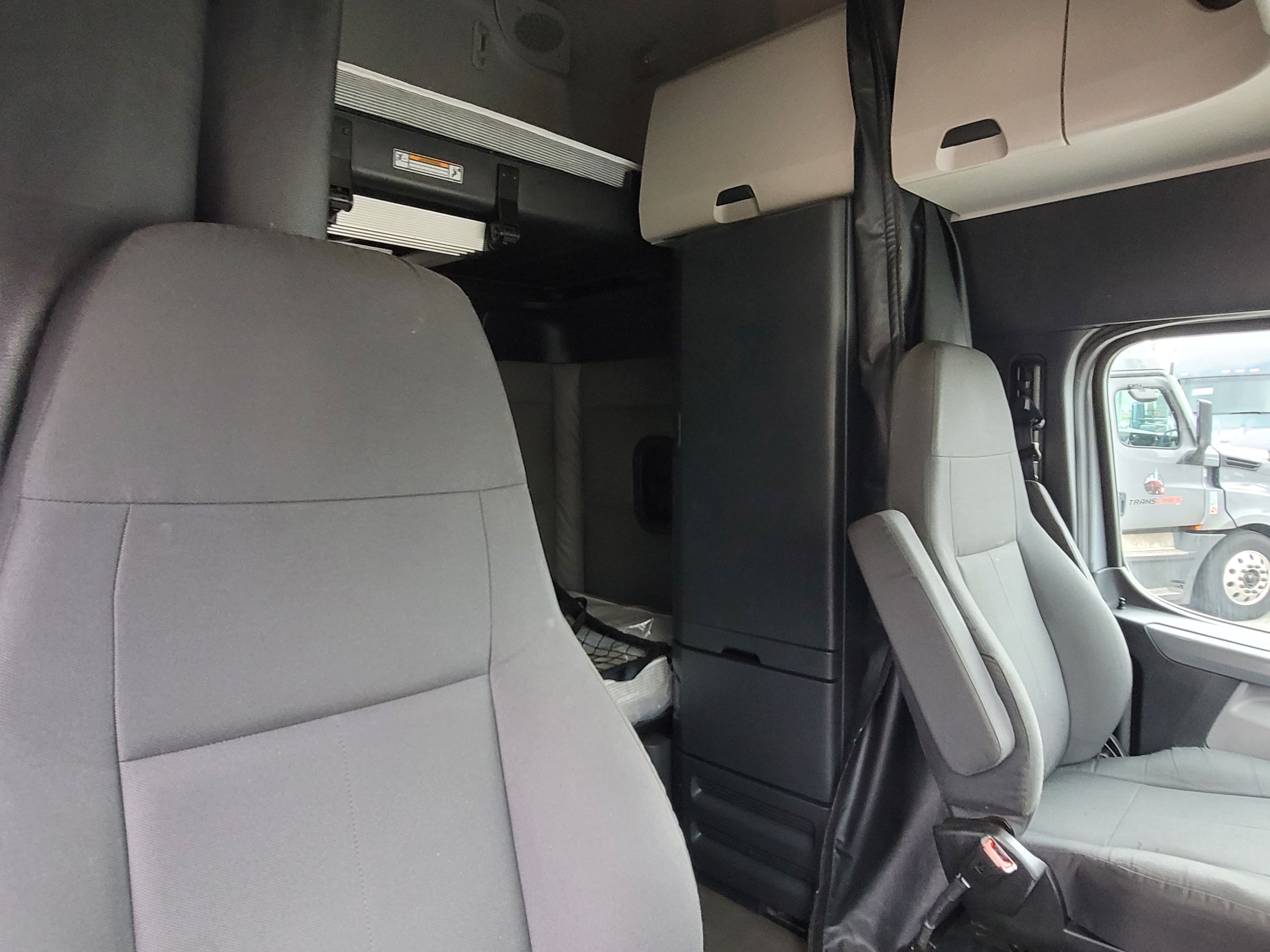 2022 Freightliner Cascadia 126 image 9