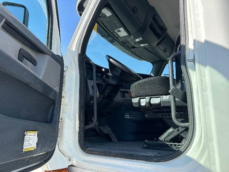 2019 Freightliner Cascadia 126 Day Cab Truck - 435HP, 10 Speed Manual image 9