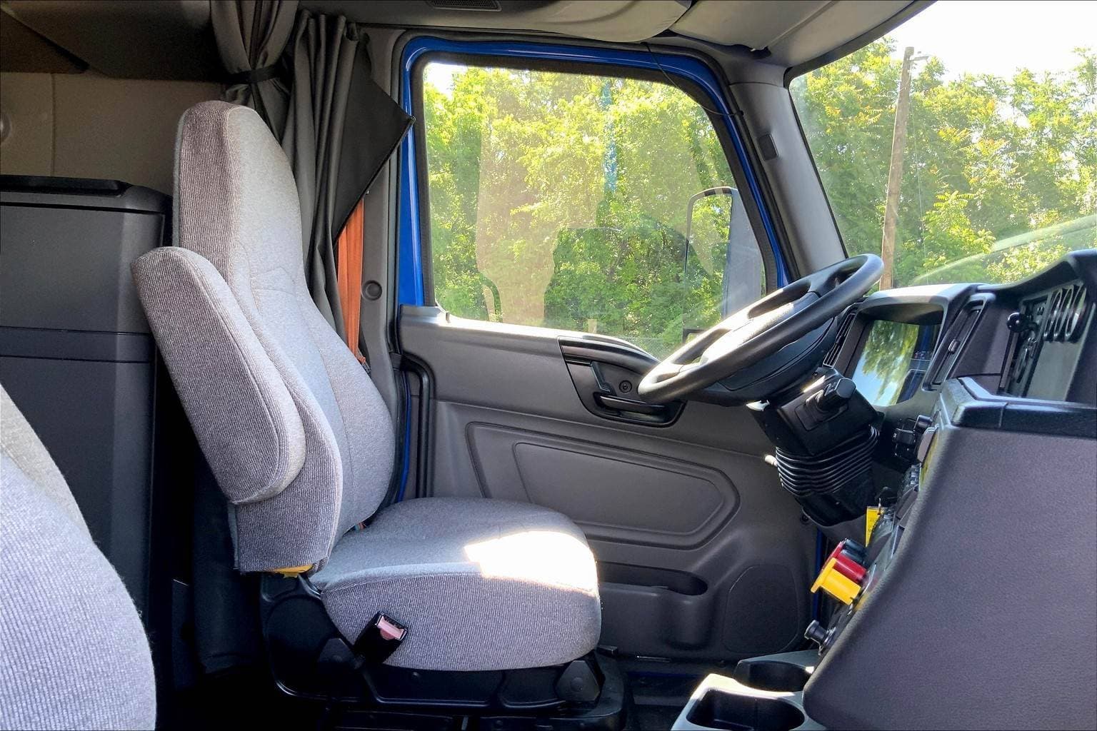 2022 International LT625 Sleeper Semi Truck - 73" Raised Roof Sleeper, A26 450HP, 12 Speed image 7