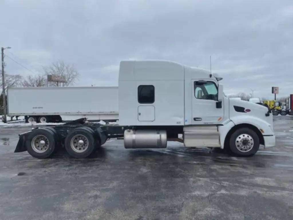 2022 Peterbilt 579 image 3