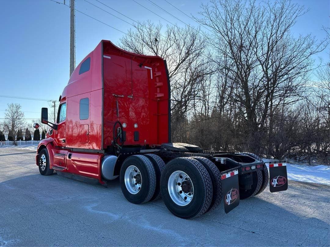2021 Peterbilt 579 Sleeper Semi Truck image 2