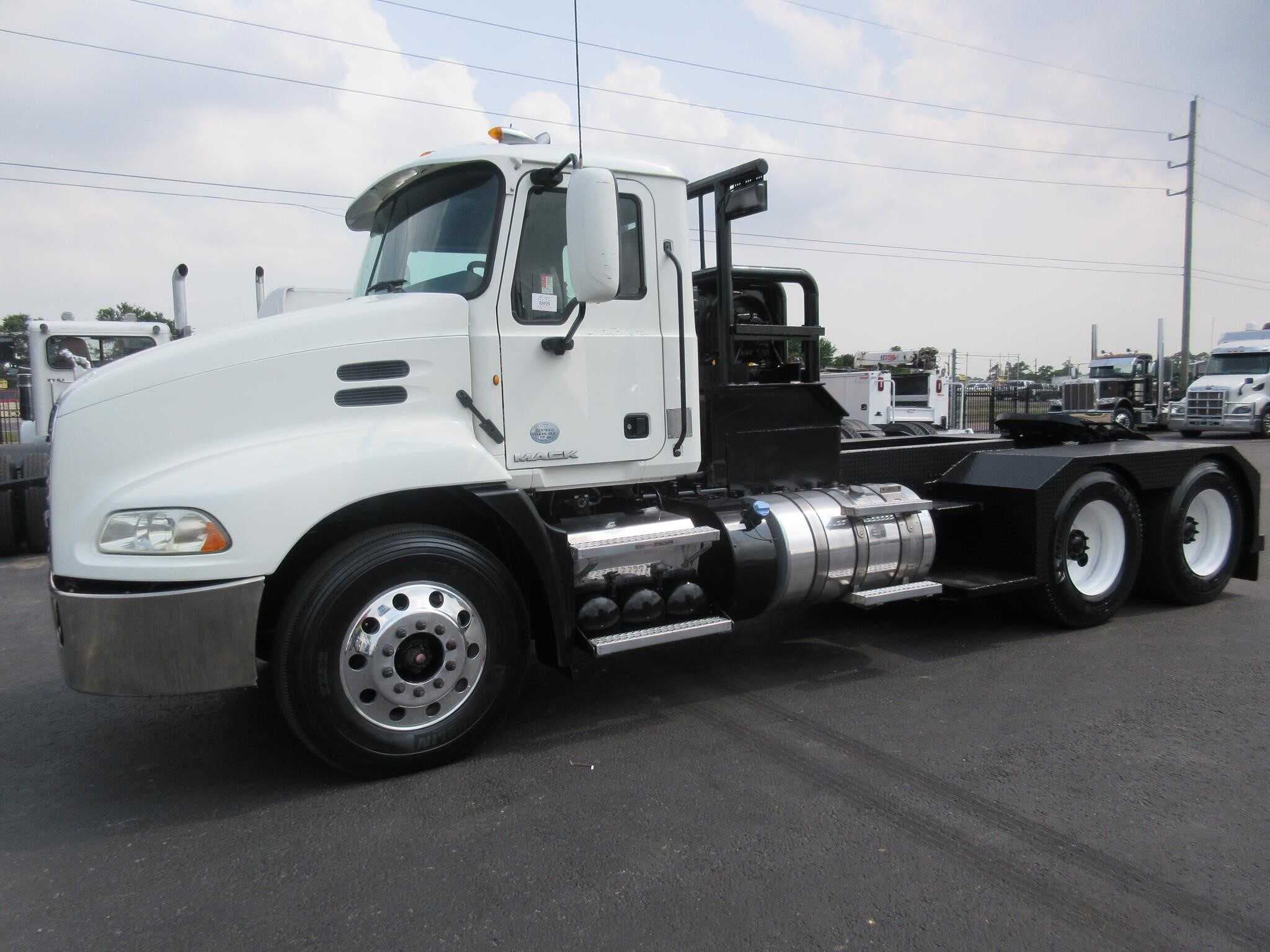 Used 2014 MACK PINNACLE CXU613 Winch Truck in Channelview, TX image 1