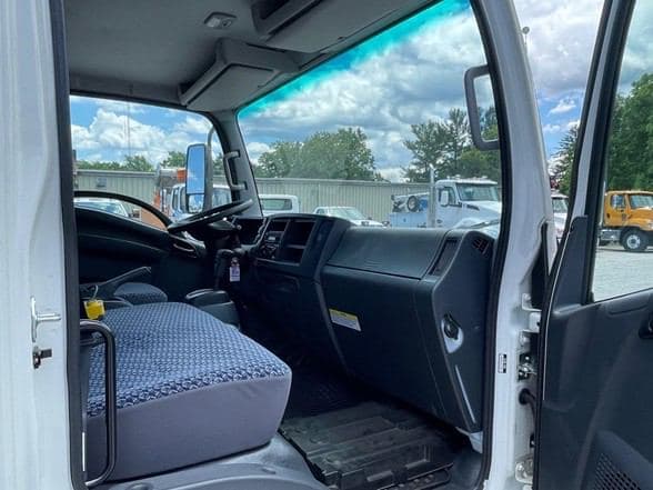 2024 Isuzu NRR image 27