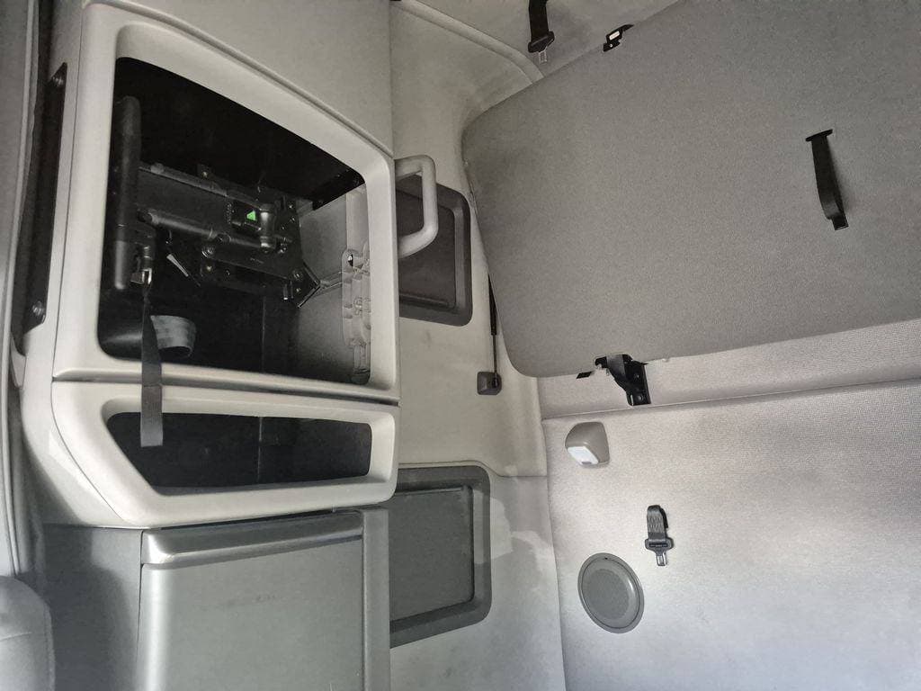 2023 Volvo VNL image 9