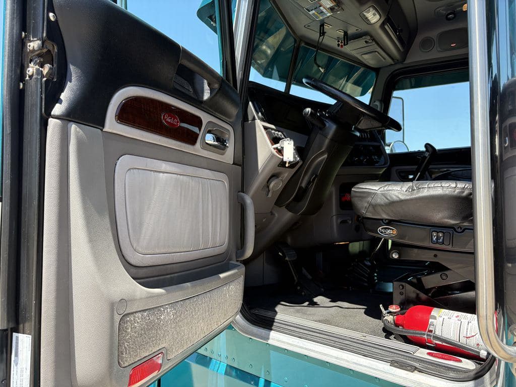 Used 2024 PETERBILT 389 image 22