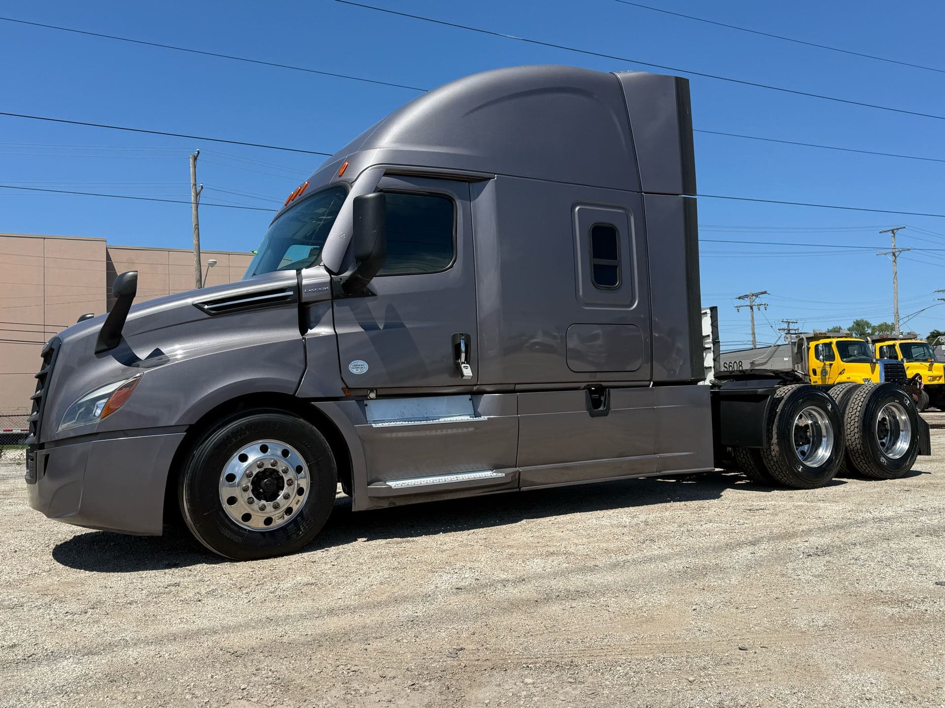 2023 Freightliner - 438k - 14k Hours! image 8