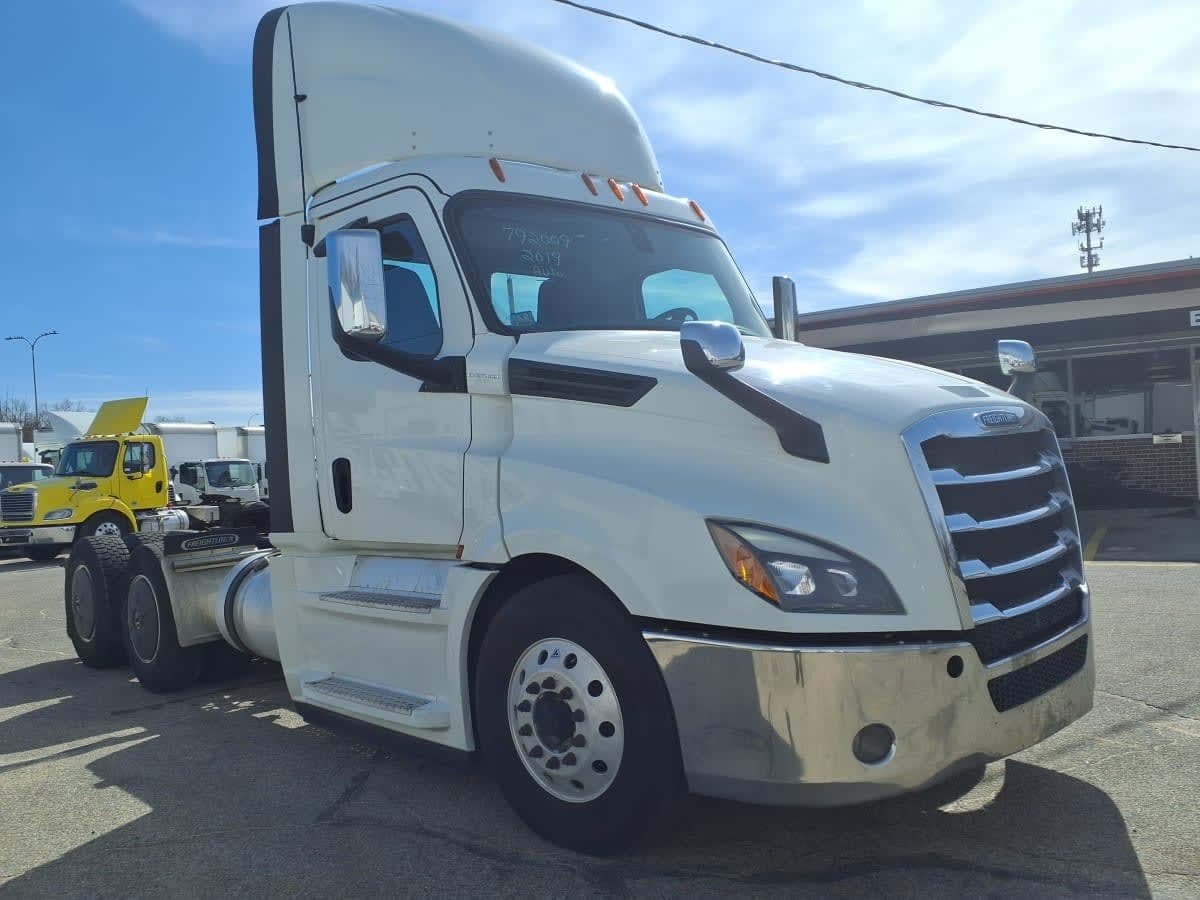 Used 2019 FREIGHTLINER Conventional - Day Cab - CASCADIA 126 image 3