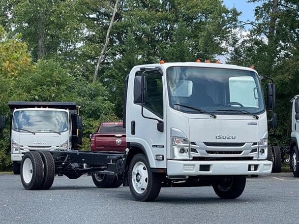 2025 Isuzu NRR image 2