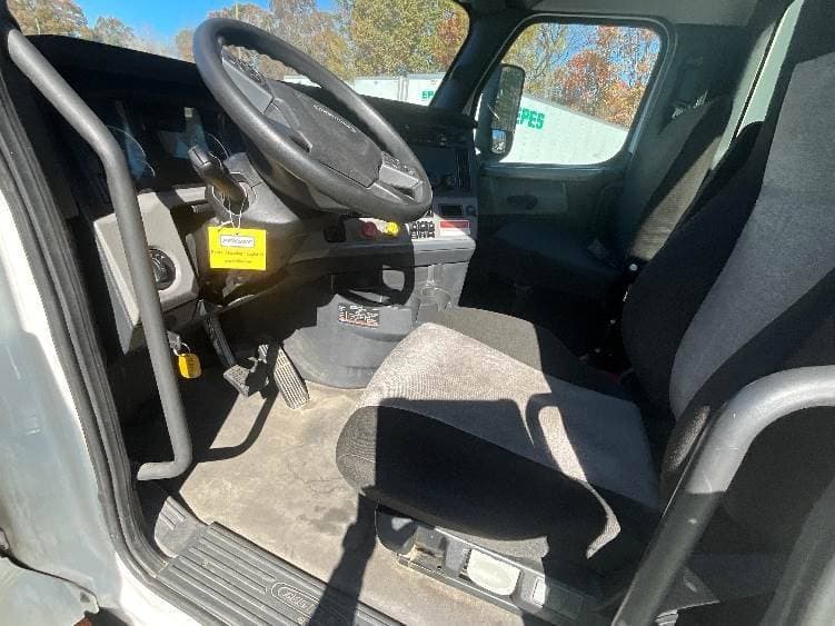 2021 Freightliner Cascadia image 6