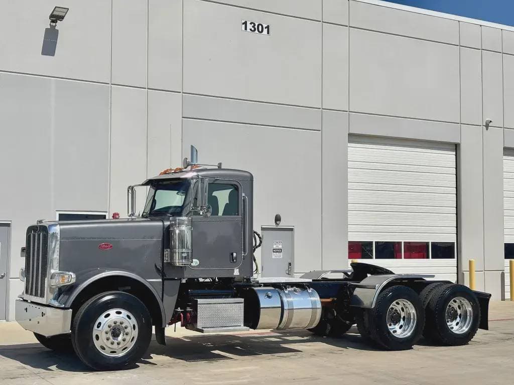 2022 Peterbilt 389 image 2