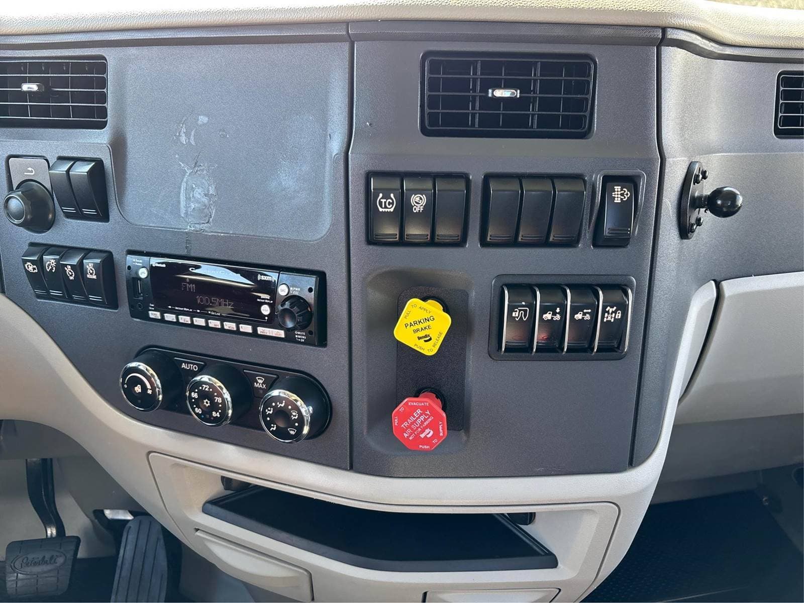 2020 Peterbilt 579 image 12