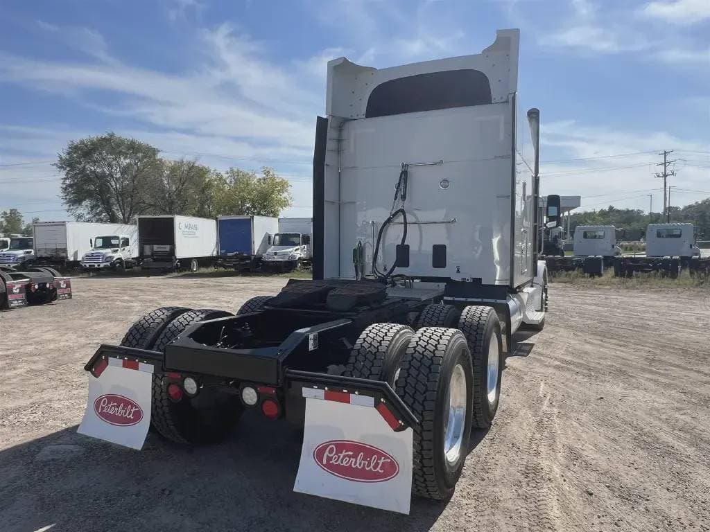 2022 Peterbilt 567 image 2