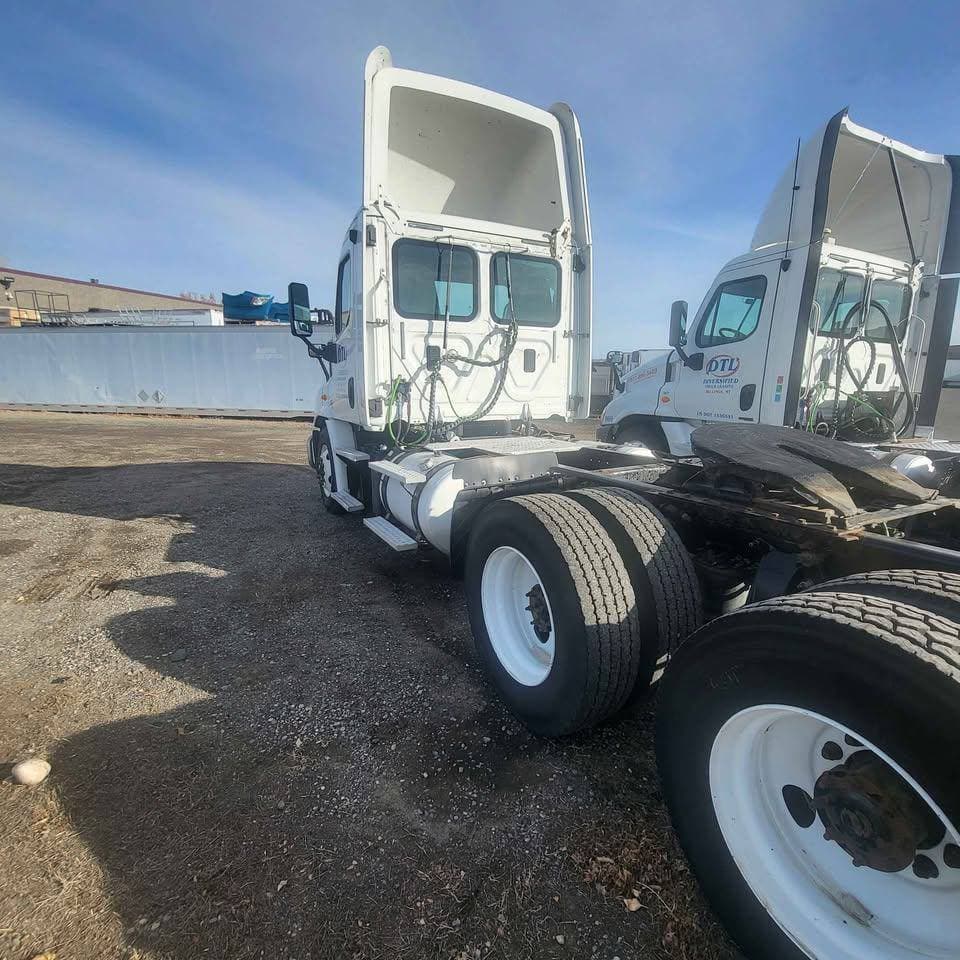 2016 Freightliner Cascadia image 2