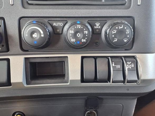 2026 Kenworth T880 image 23