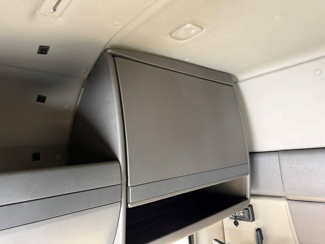 2018 International LT625 image 15