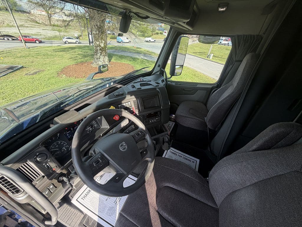 Used 2023 VOLVO VNL64T760 image 17