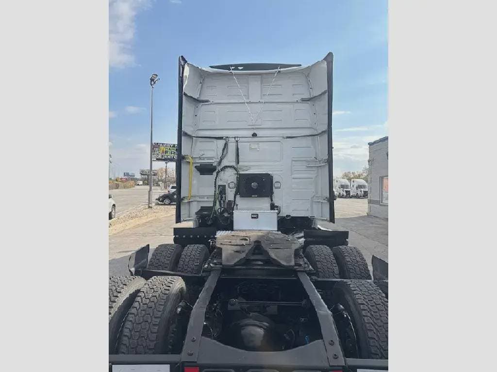 2022 Volvo VNL image 2