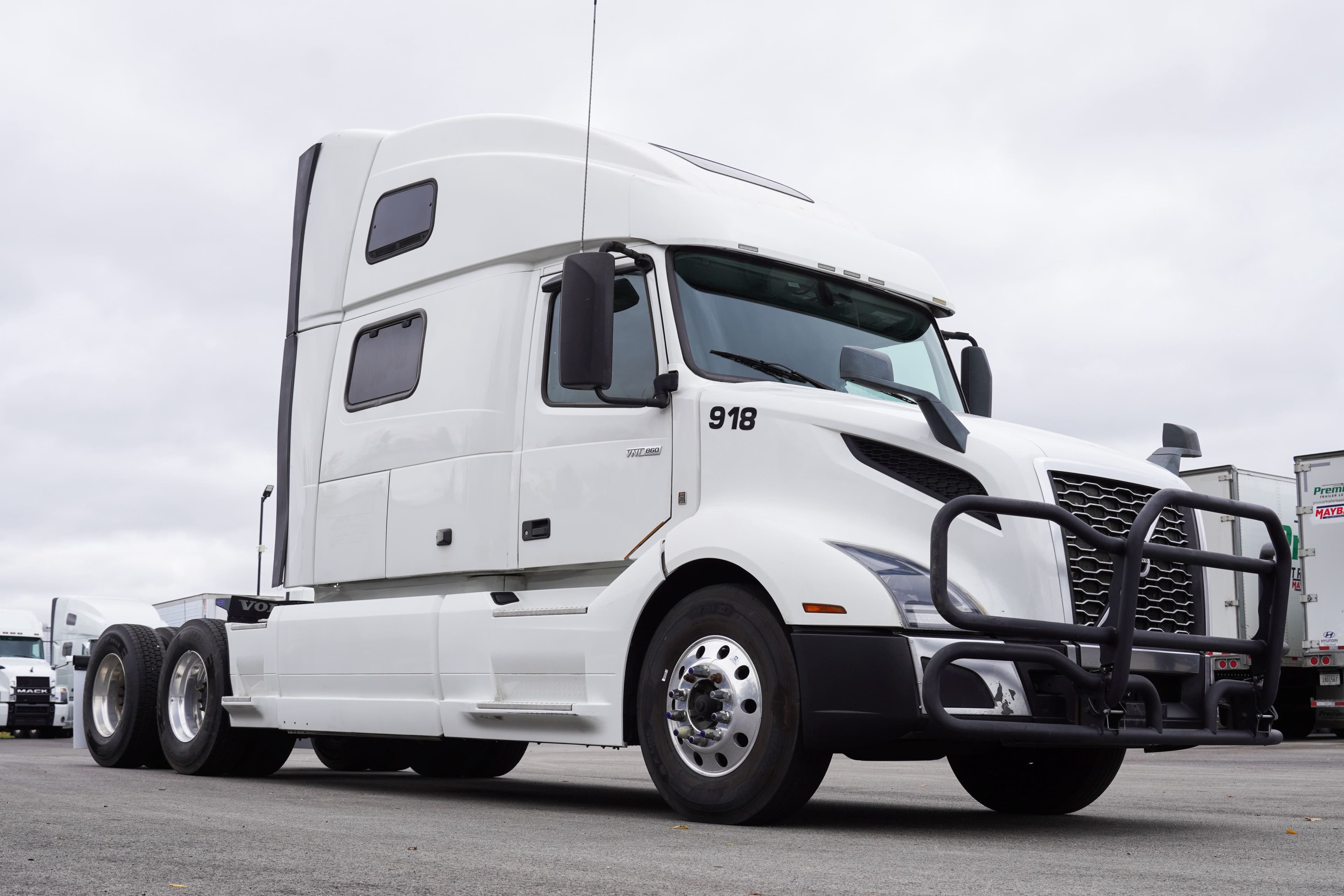 2022 Volvo VNL image 2