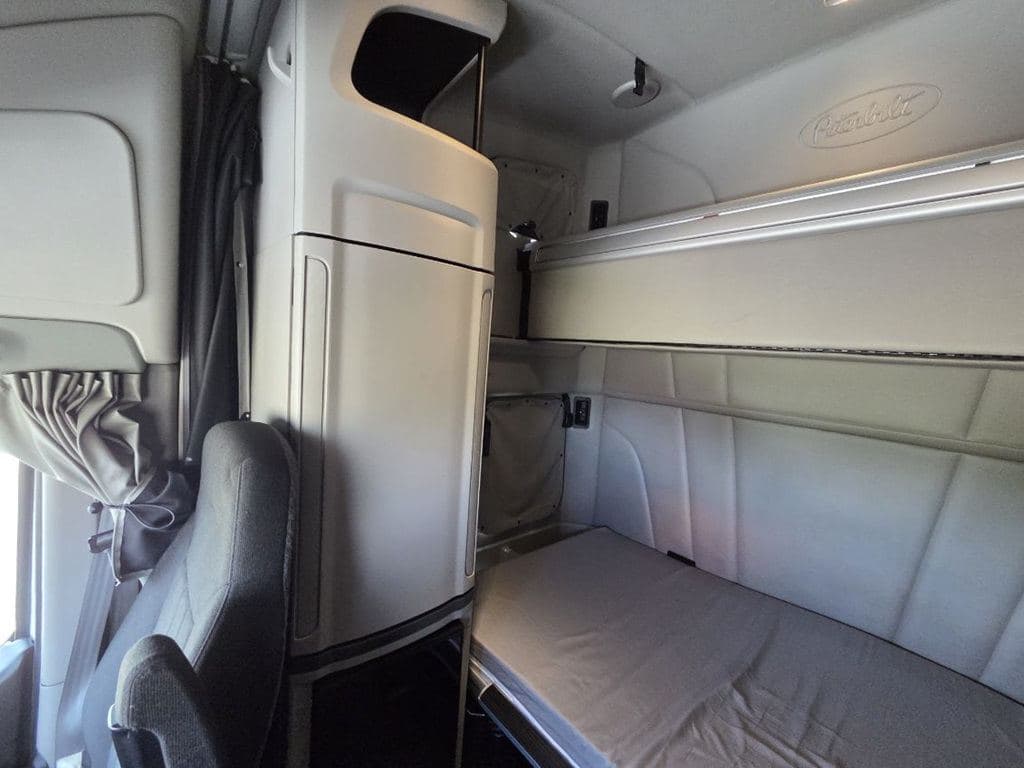 Used 2023 PETERBILT 579 image 17