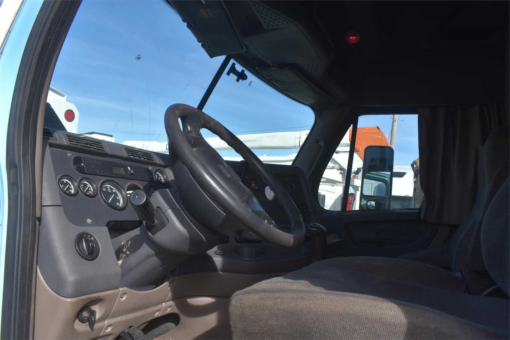2013 Freightliner Cascadia 125 image 4