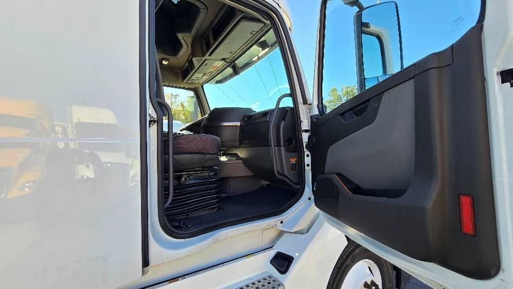 2022 Volvo VNL image 11