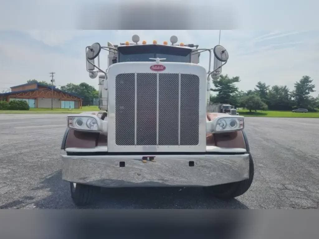 2023 Peterbilt 389 image 2