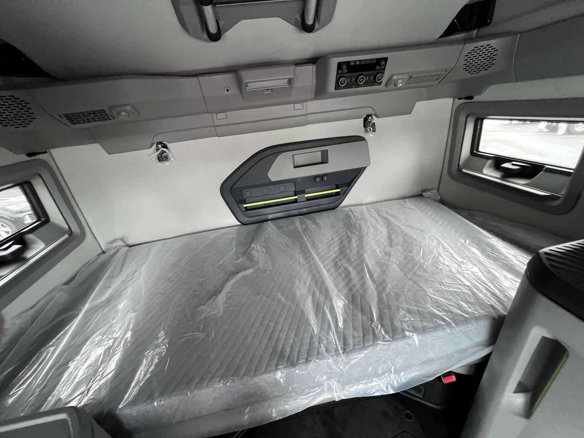 New 2026 VOLVO VNL64T860 Conventional - Sleeper Truck in Tulsa, OK image 9