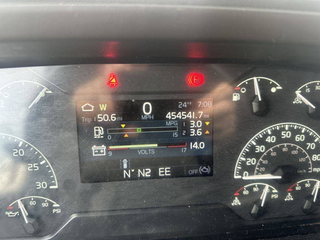 2021 Volvo VNL image 9