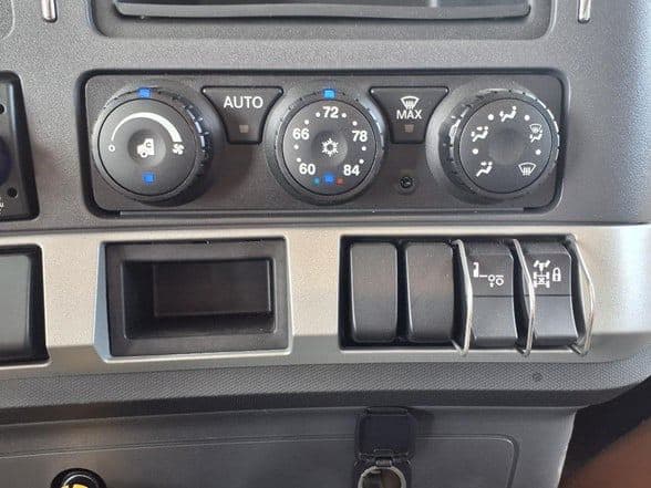 2025 Kenworth T880 image 22