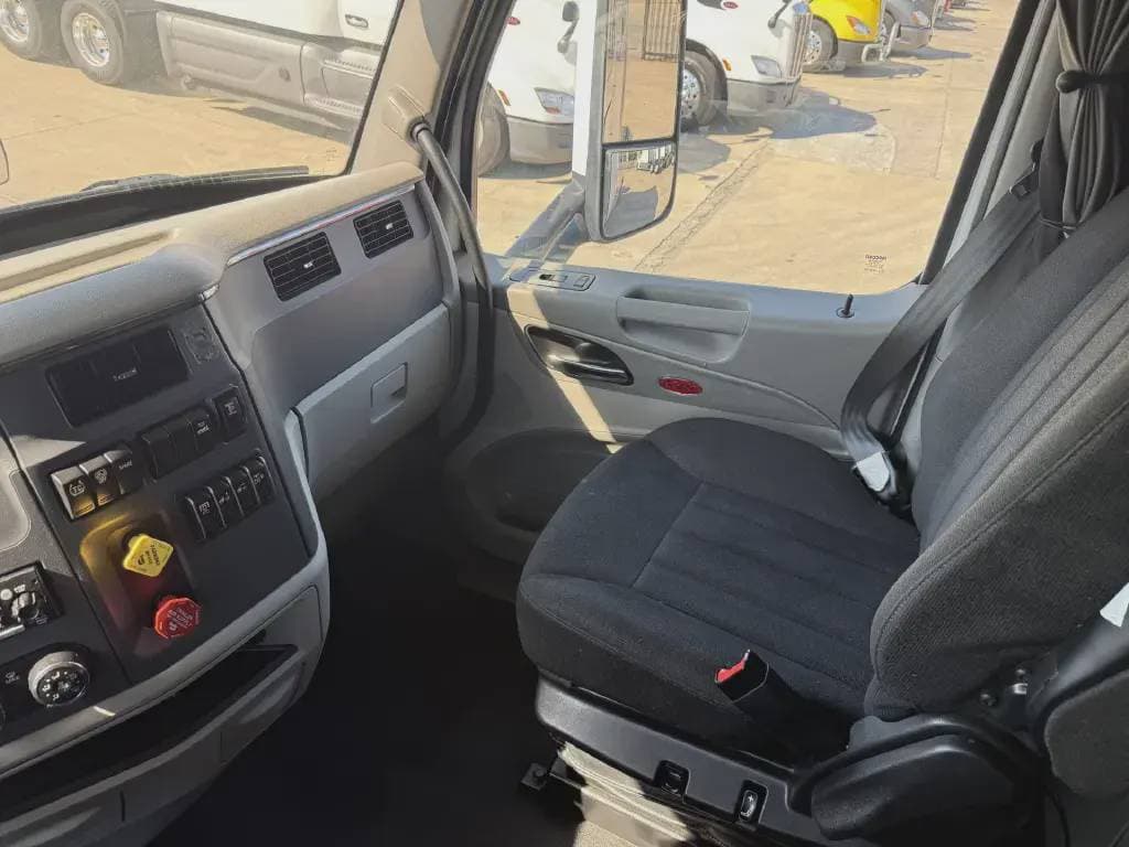 2022 Peterbilt 579 image 4