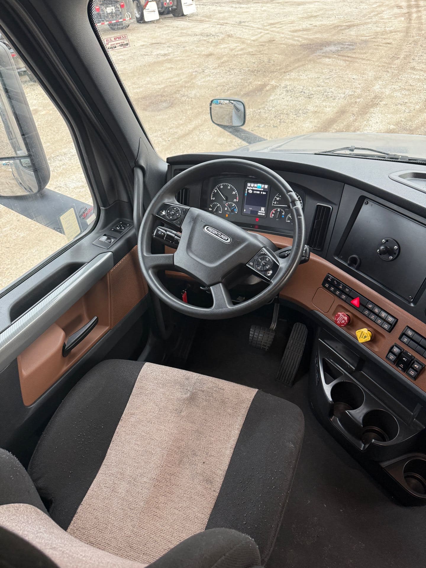 2022 Freightliner - 432k - 12k Hours - 455 HP image 21