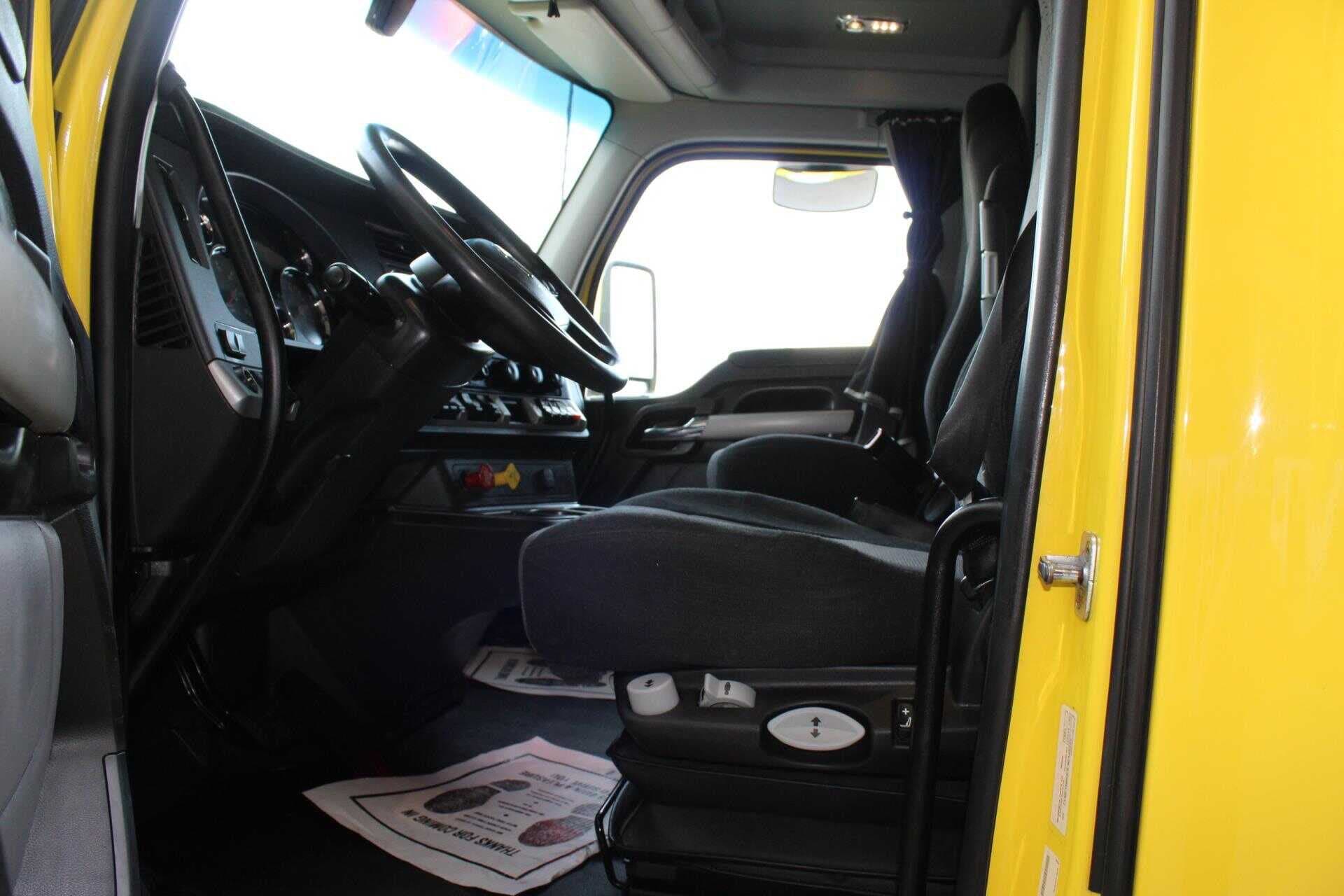 2022 Kenworth T680 image 5