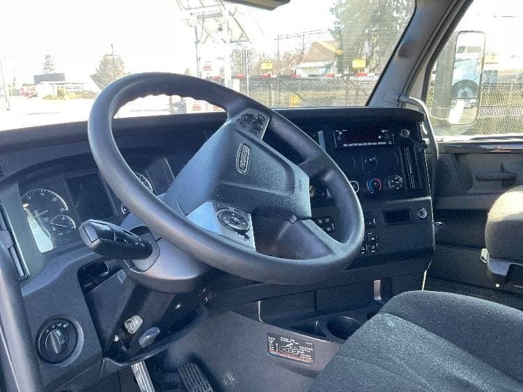 2023 Freightliner Cascadia 126 image 3