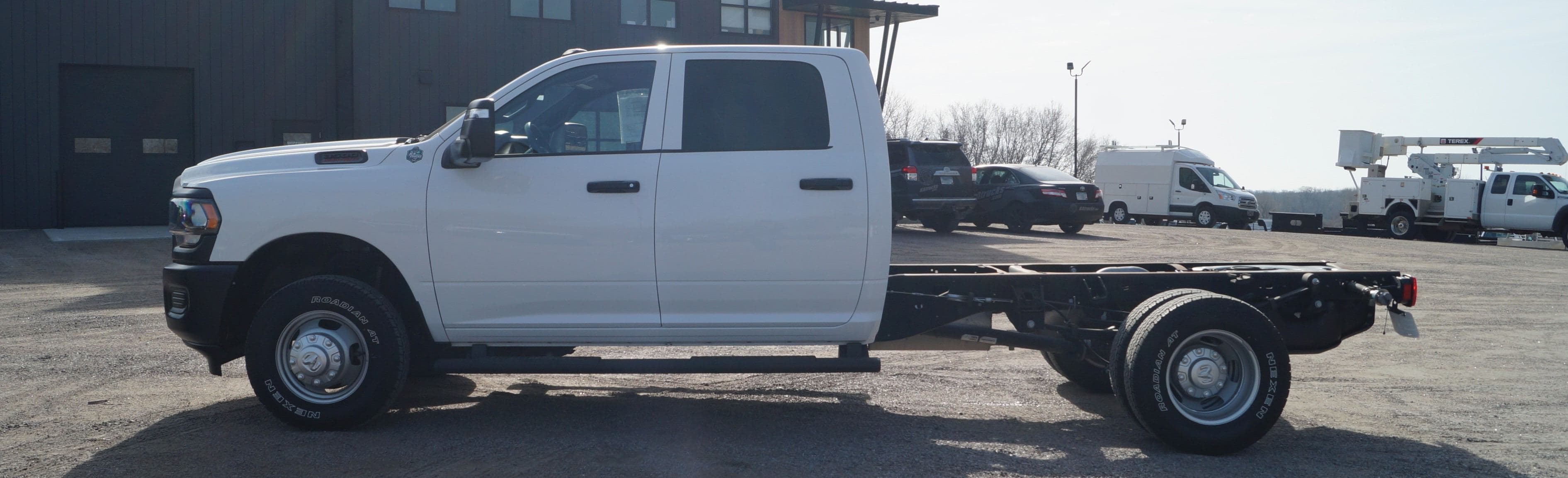2023 RAM 3500 Tradesman - Cab Chassis - 4WD 6.4L V8 HEMI image 8