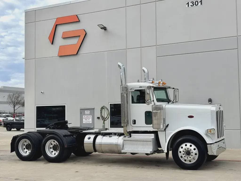 2022 Peterbilt 389 image 1