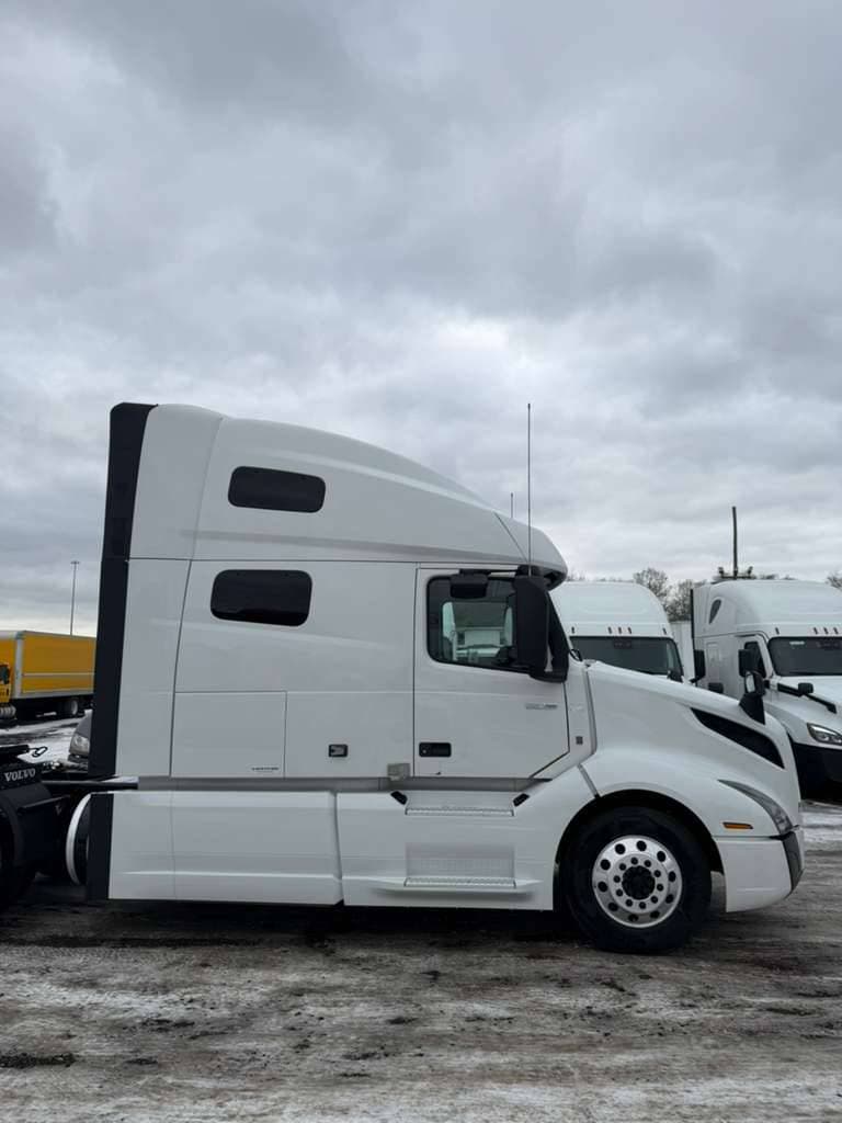 2022 Volvo VNL image 7